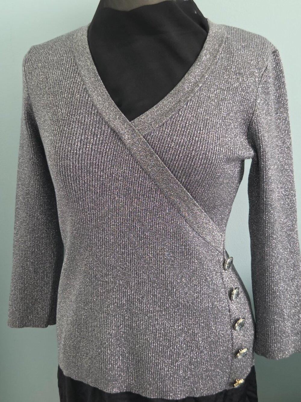 CABLE & GAUGE METALLIC AND GRAY SILK KNIT V NECK, SIZE M-L, 3/4 SLEEVE.